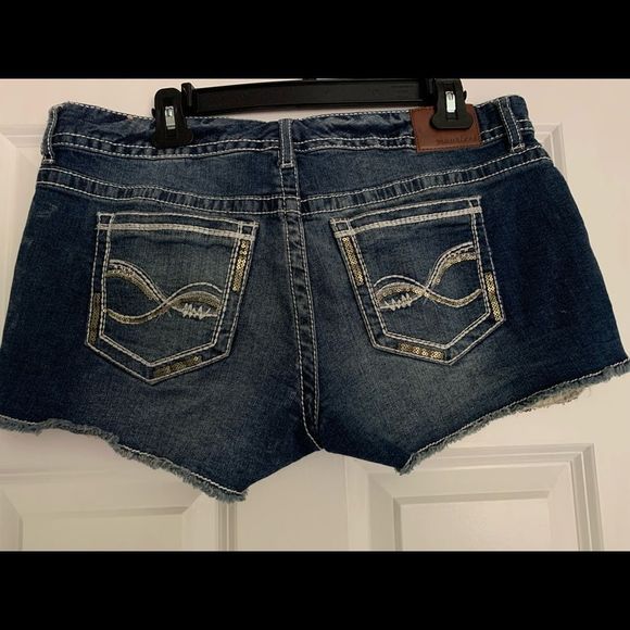 Maurice’s Woman’s Denim Shorts Sequin Pocket size 11-12 - Picture 5 of 6